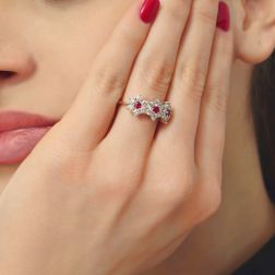 Anello Trilogy Fiore di Diamanti con Rubini- Larghezza 8.8mm indossato