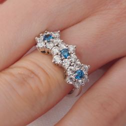 Anello Trilogy Fiore di Diamanti e Diamanti Blu indossato