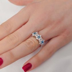 Anello Trilogy Fiore di Diamanti e Diamanti Blu indossato