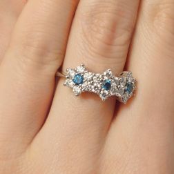 Anello Trilogy Fiore di Diamanti e Diamanti Blu indossato