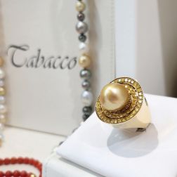 Anello con Perla Gold a goccia e Diamanti Gialli a giro