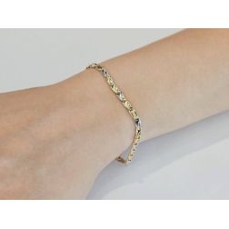 Bracciale a Ovali con Triangoli all'interno in Oro Giallo e Bianco foto indossata