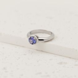 Anello Solitario tondo con Tanzanite e 18 Diamanti Oro Bianco