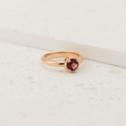Anello Solitario tondo con Rodolite e 18 Diamanti Oro Rosa
