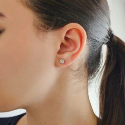 Orecchini Punto Luce Diamanti 0.079ct Ciascuno Contornati Foto Indossata