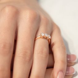 Anello Trilogy Crociera in Oro Rosa con Diamanti certificati GIA foto indossata