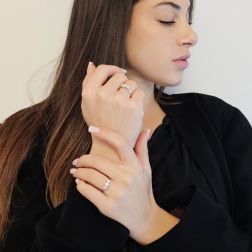 Anello Trilogy Crociera in Oro Bianco con Diamanti GIA foto indossata