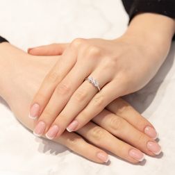 Anello Trilogy Crociera in Oro Bianco con Diamanti GIA foto indossata