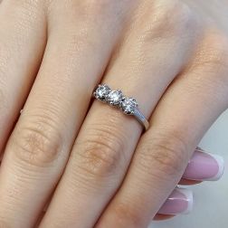 Anello Trilogy Crociera in Oro Bianco con Diamanti GIA foto indossata