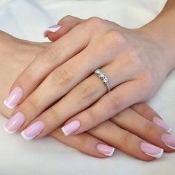 Anello Trilogy Crociera in Oro Bianco con Diamanti GIA foto indossata