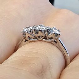 Anello Trilogy Crociera in Oro Bianco con Diamanti GIA foto indossata