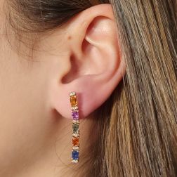 Orecchini Pendenti lineari Zaffiri multicolor e Diamanti foto indossata
