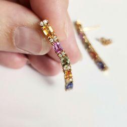 Orecchini Pendenti lineari Zaffiri multicolor e Diamanti