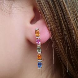 Orecchini Pendenti lineari Zaffiri multicolor e Diamanti foto indossata