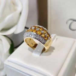 Anello Design a fasce con 14 Zaffiri Gialli e 58 Diamanti