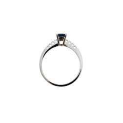 Anello Solitario Zaffiro Blu Ottagonale e 8 Diamanti in Oro Bianco