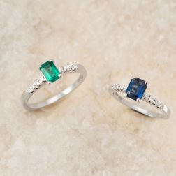 Anello Solitario Smeraldo Ottagonale e 8 Diamanti in Oro Bianco - Misura 12