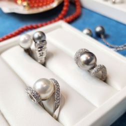 Contrariè Tahitian and Australian Pearl ring with Diamonds