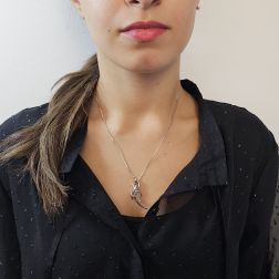 Ciondolo Abbraccio "Passione" con Diamante Brown foto indossata