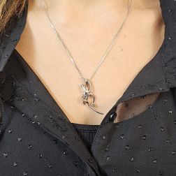 Ciondolo Abbraccio "Passione" con Diamante Brown foto indossata