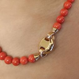 Collana 49cm in Corallo Naturale 9.50-10mm con chiusura Ottagonale Oro Giallo e Rosa foto indossata
