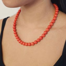 Collana 49cm in Corallo Naturale 9.50-10mm con chiusura Ottagonale Oro Giallo e Rosa foto indossata