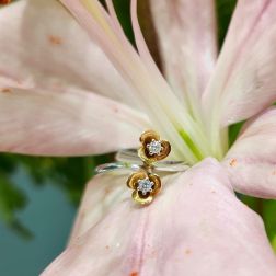 Double Flowers Ring with diamonds on white and yellow gold