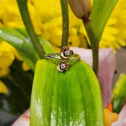 Double Flowers Ring with diamonds on white and yellow gold