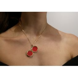 Ciondolo Portafoto oro giallo tondo satinato inciso foto indossata