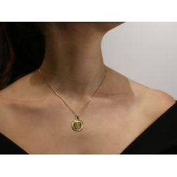 Medaglia Madonna in Preghiera foto indossata