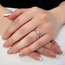 Anello Solitario "Ninfea" in Platino e Diamante GIA 0.30ct foto indossata