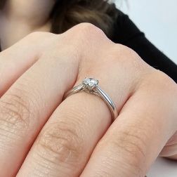 Anello Solitario "Ninfea" in Platino e Diamante GIA 0.30ct foto indossata