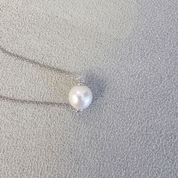 Collana a Goccia con Perla Akoya 8-9mm su Oro Bianco