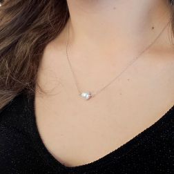Collana a Goccia con Perla Akoya 8-9mm su Oro Bianco foto indossata