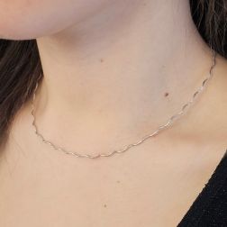 Girocollo Semirigido Flessibile filo a Onda Sfaccettato Oro Bianco foto indossata