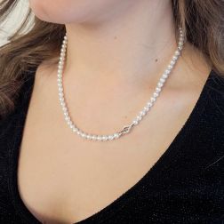 Collana Perle 5mm Fresh Water chiusura Goccia in Oro Bianco e Diamanti foto indossata