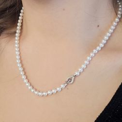 Collana Perle 5mm Fresh Water chiusura Goccia in Oro Bianco e Diamanti foto indossata