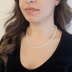 Collana Perle 5mm Fresh Water chiusura Goccia in Oro Bianco e Diamanti foto indossata