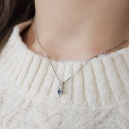 Girocollo Trilogy scalare con Diamante Blu foto indossata