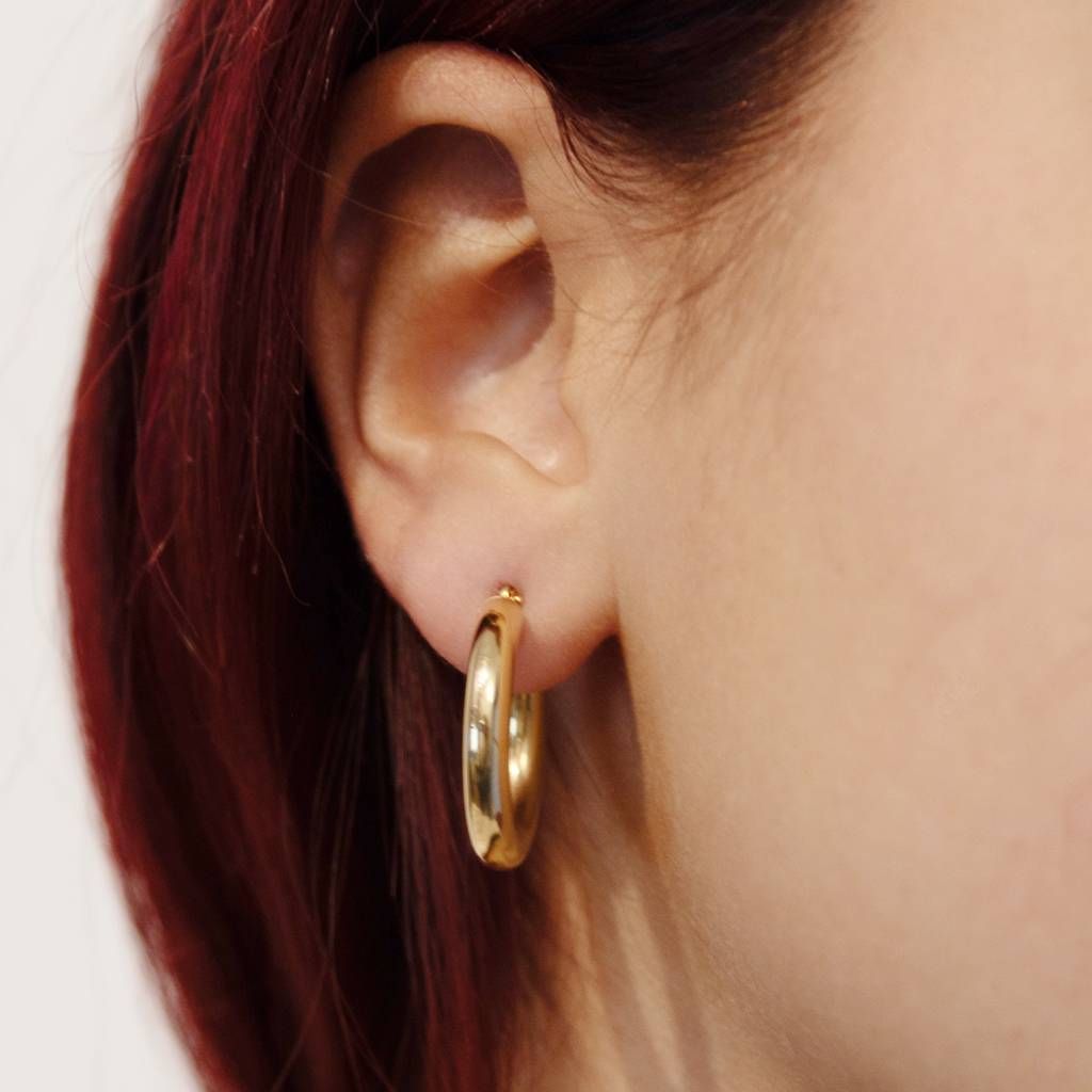 photo of worn 2,37cm x 3,9mm Shiny Tubular Hoops in yellow gold