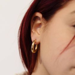 photo of worn 2,37cm x 3,9mm Shiny Tubular Hoops in yellow gold