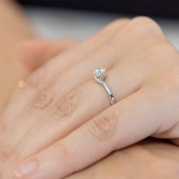 Solitario "Love Panarea" Diamante GIA da 0.40ct Platino foto indossata