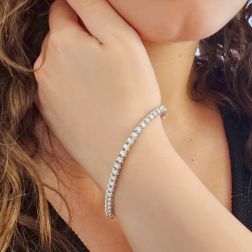 Bracciale Tennis a Piramide Diamanti 20cm x 3.70mm foto indossata