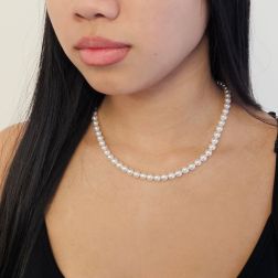 foto indossata Collana Perle Akoya 6.00 - 6.50mm chiusura moschettone con Diamanti in Oro Bianco