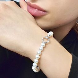 foto indossata Bracciale Perle Fresh Water 6-6.50mm chiusura fiore Oro Bianco 18kt