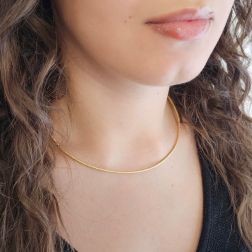Girocollo Rigido Superficie Zigrinata con snodi spessore 2.10mm Oro Giallo foto indossata