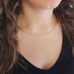 Girocollo Rigido Superficie Zigrinata con snodi spessore 2.10mm Oro Giallo foto indossata