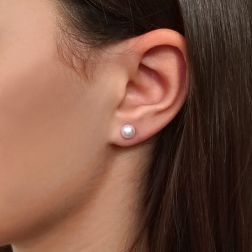 Orecchini Perle Freshwater 6.5mm in Oro Bianco foto indossata