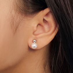 Orecchini Sfera 5mm in Oro Bianco e Perla Fresh Water 7.5mm foto indossata