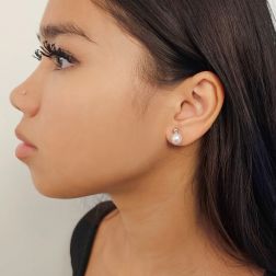 Photo of worn Orecchini Sfera 4mm in Oro Bianco e Perla Fresh Water 7.5mm